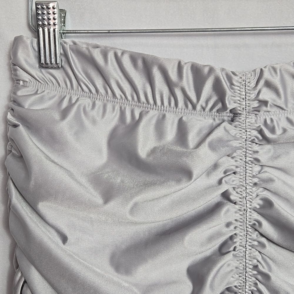 NWT.. GOOD AMERICAN.. silver bike shorts.. - Picture 5 of 9